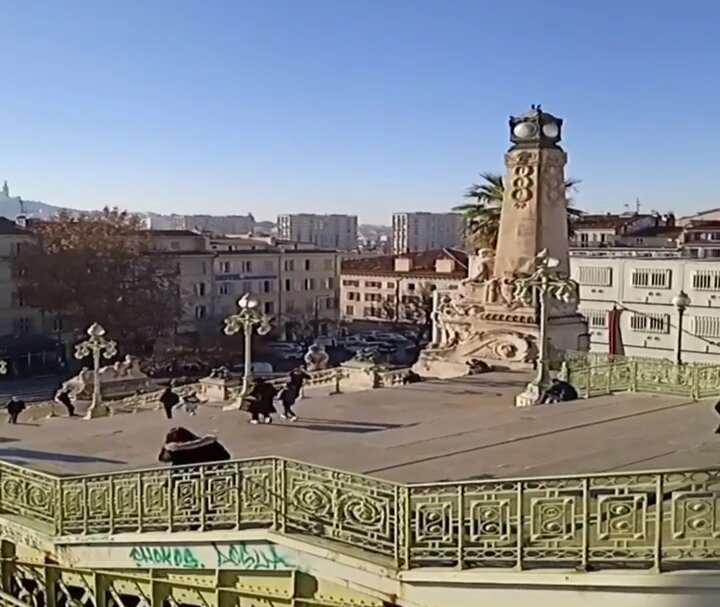 Сказал сын, стоя на вокзальной площади Марселя