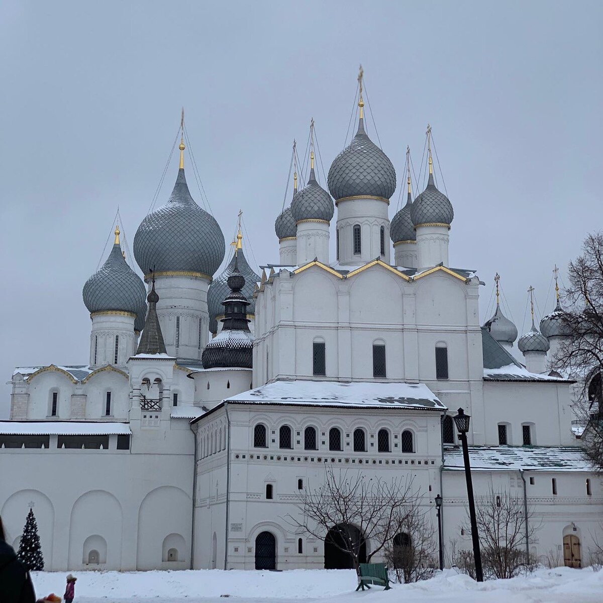 Пятиглавый собор на втором плане
