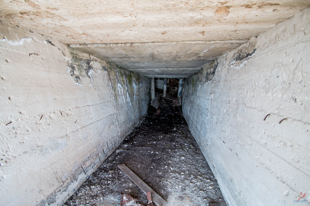 Спуск в бомбоубежище. 