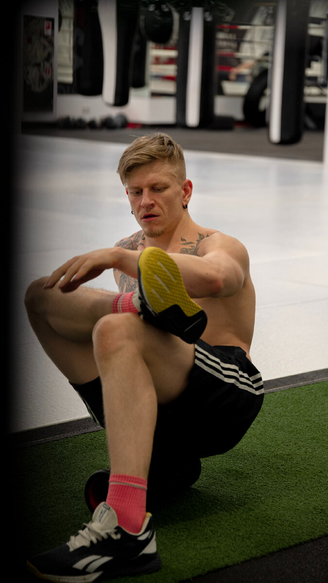 Раскатка ягодиц с помощью ролла. 