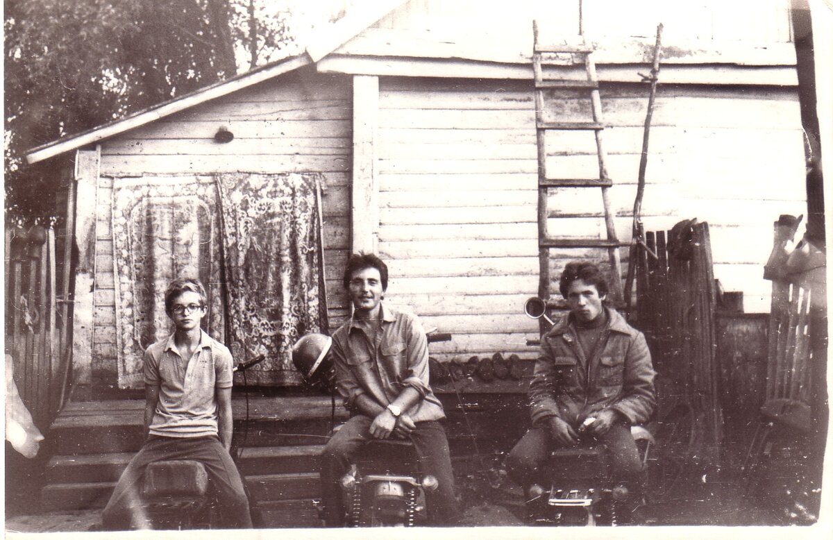 Жилой дом, огород слева. Я, Вовка и его друг, лето 1983. 