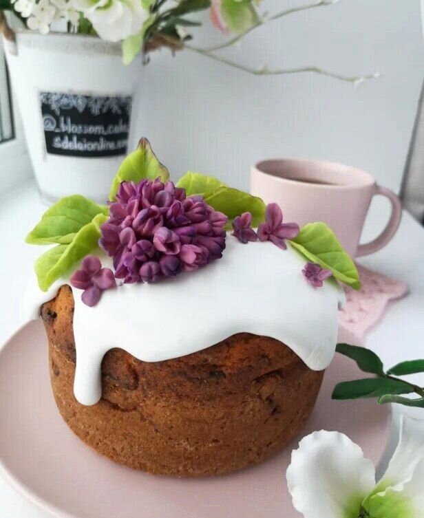 Я и куличи украшаю шоколадными цветами 