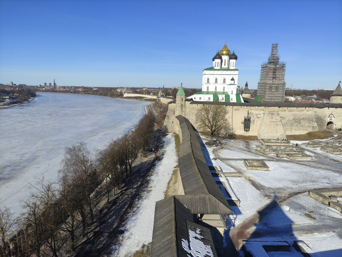 Вид на Псковский кремль.