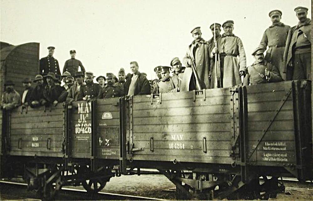 Пленные солдаты Австро-Венгрии под присмотром русских конвоиров перед отправкой в тыл