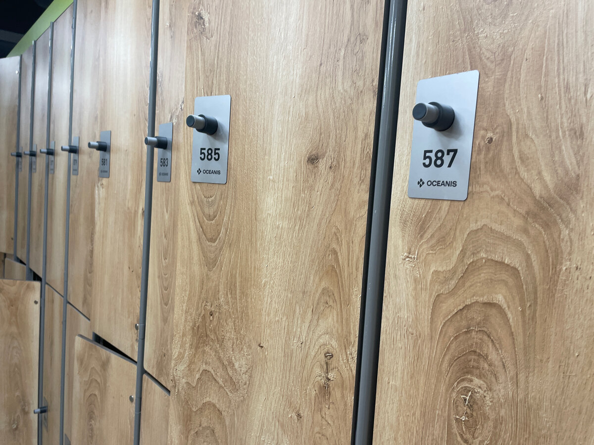 На шкафчиках электронные замки, открываются и закрываются браслетом 