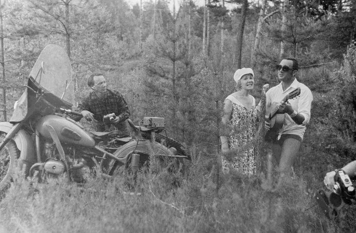 Лесной концерт 1 июля 1972 года. Посёлок Сосново Ленинградской области.  
На фото: Галей Сиразетдинов, Галина Астафьева и Михаил Кане.
Фото Михаила Крыжановского.