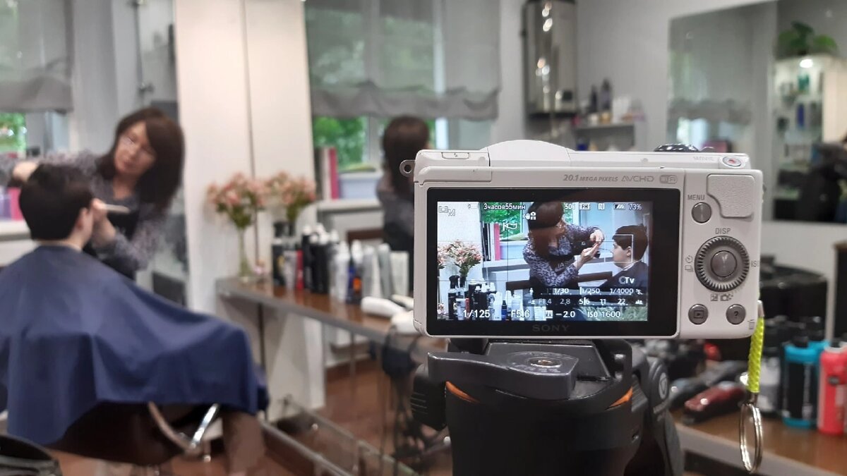 Съёмки обучающего видео о работе парикмахера. 