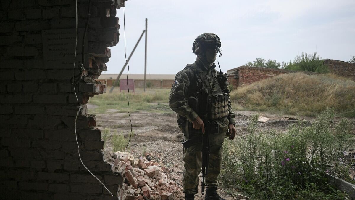    Военнослужащий ВС РФ в селе Александровка Херсонской области© РИА Новости / Константин Михальчевский