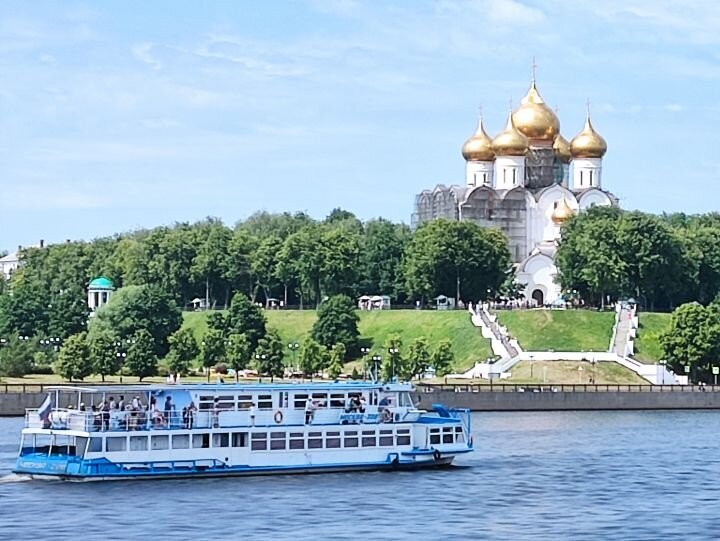 Фото русь на волге. Город на Волге Русь. Ярославские церкви на набережной Волги. Волга стрелка Ярославль. Москва Волга.