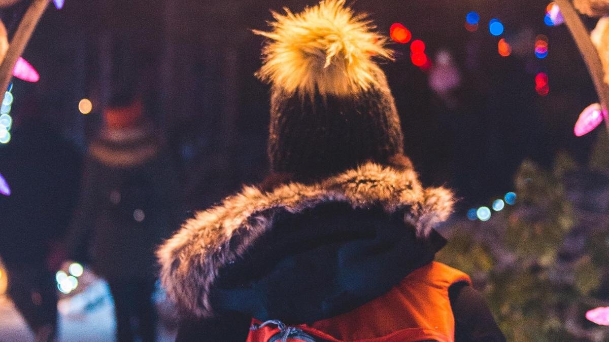    Девочка с рюкзаком за спиной:pexels.com