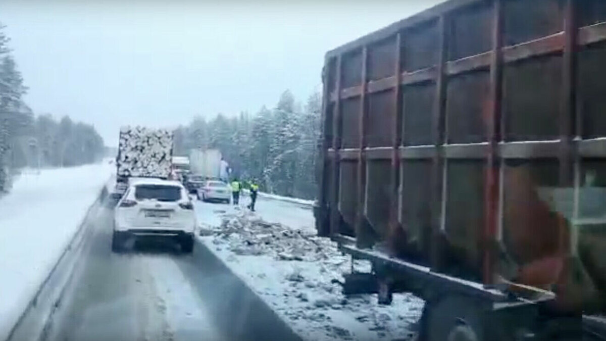     В результате содержимое прицепов фур оказалось на дороге. На месте аварии образовалась пробка, пишут в сети очевидцы.