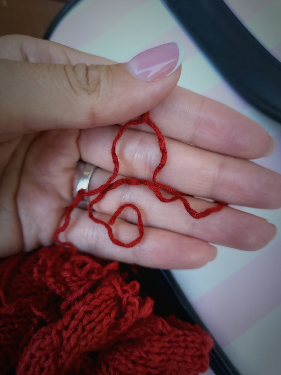 Нить со структурой полого шнура с мелкими ворсинками, но в полотне смотрится гладкой  