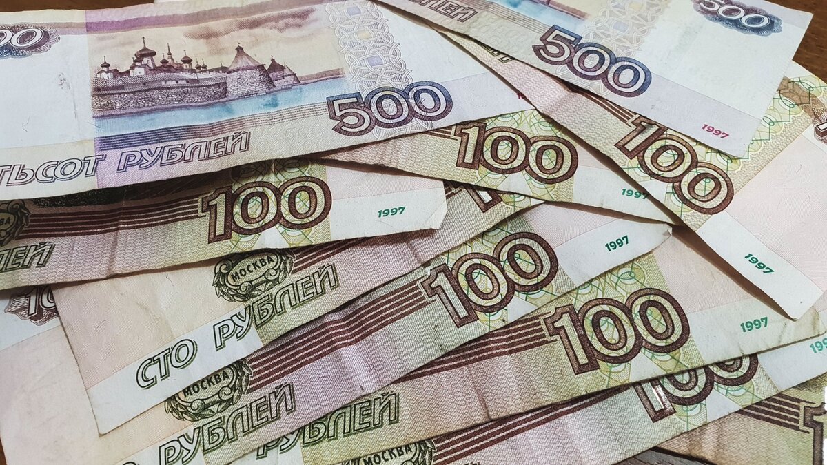     В Ижевске продолжается расследование уголовного дела в отношении 51-летнего бывшего доцента кафедры вуза, обвиняемого в получение взятки в особо крупном размере.