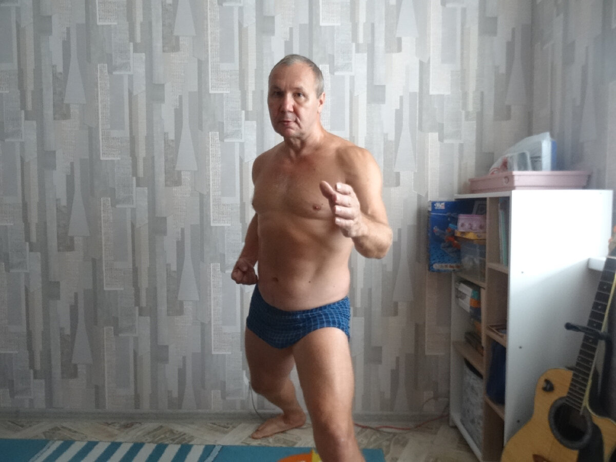 Я стою в стойке Зенкутсу Дачи. которая очень полезна для здоровья и долголетия.