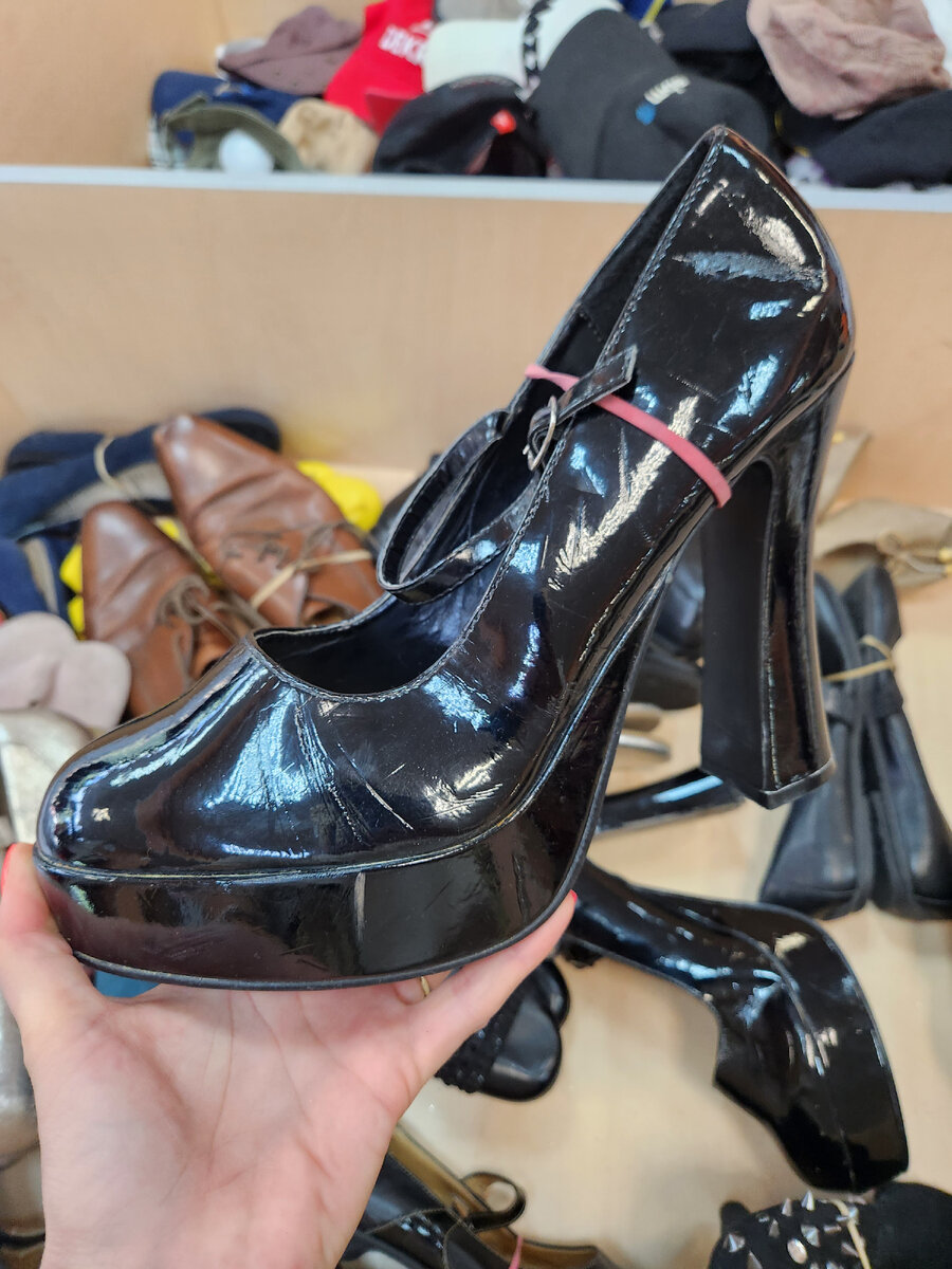 Они реально огромные. Искала размер , не нашла.  Приставила к своему 39 ( совсем не маленький по меркам 19 века🤦‍♀️) и мне они очень большие😳 