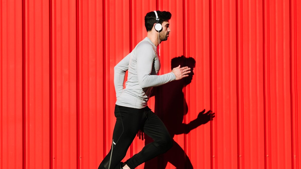 Регулярные тренировки помогут поддерживать хорошую физическую форму, укреплять мышцы и улучшать общее самочувствие. Image by Freepik