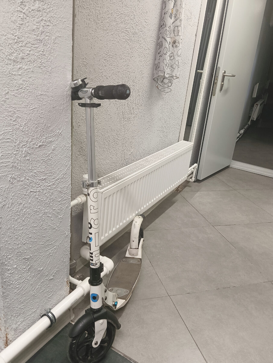 Самокат на работе. Фото автора, как и все ниже. 