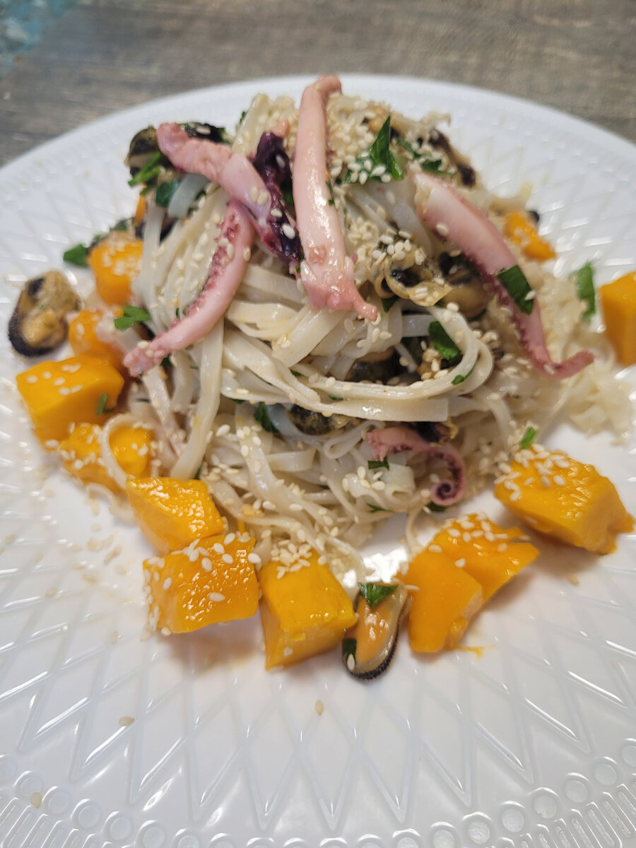 Фото автора.Салат в азиатском стиле.