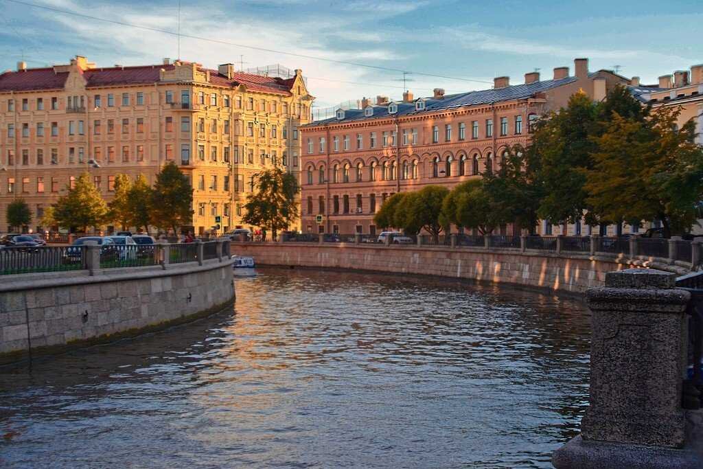 Фото: Яндекс картинки. Адмиралтейский район СПб. Дом справа знаменит тем, что Старвойтову там уб@ли