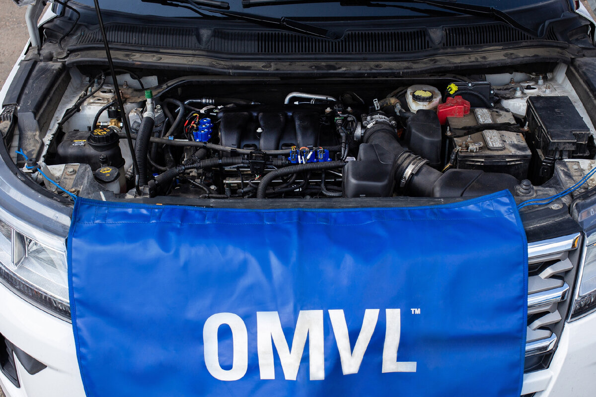 Подкапотное пространство Ford Explorer с установленным оборудованием OMVL