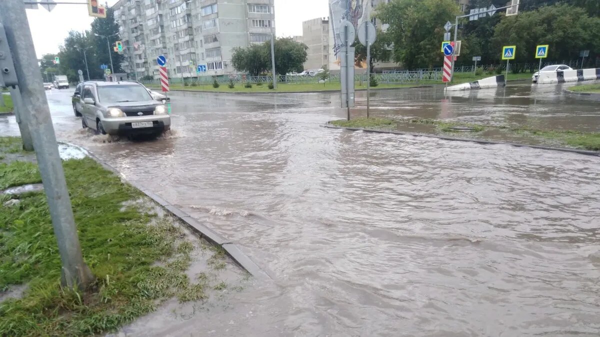 Тпичный Бердск» В Бердске ливень вновь затопил перекресток около ТЦ  «Орбита» — автомобили тонут в луже | Курьер.Среда | Дзен