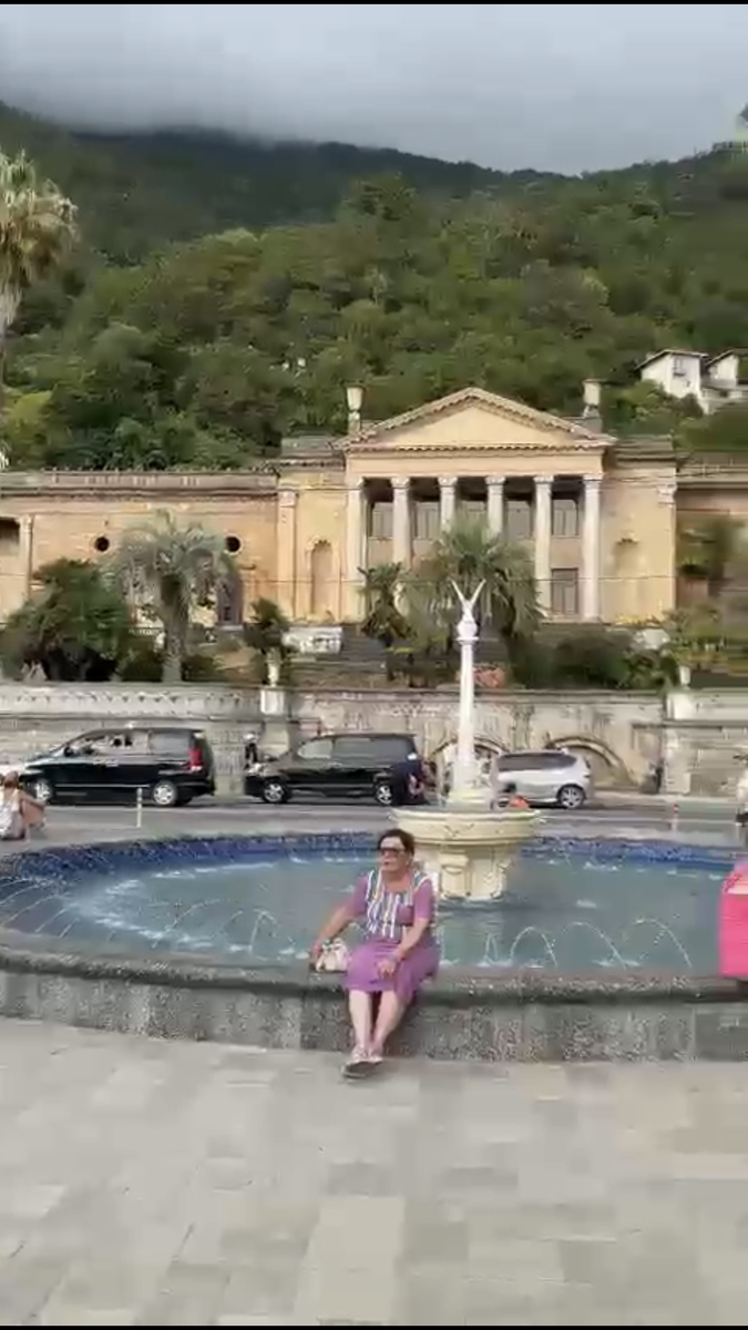 Скульптура голубя - символа мира на земле.