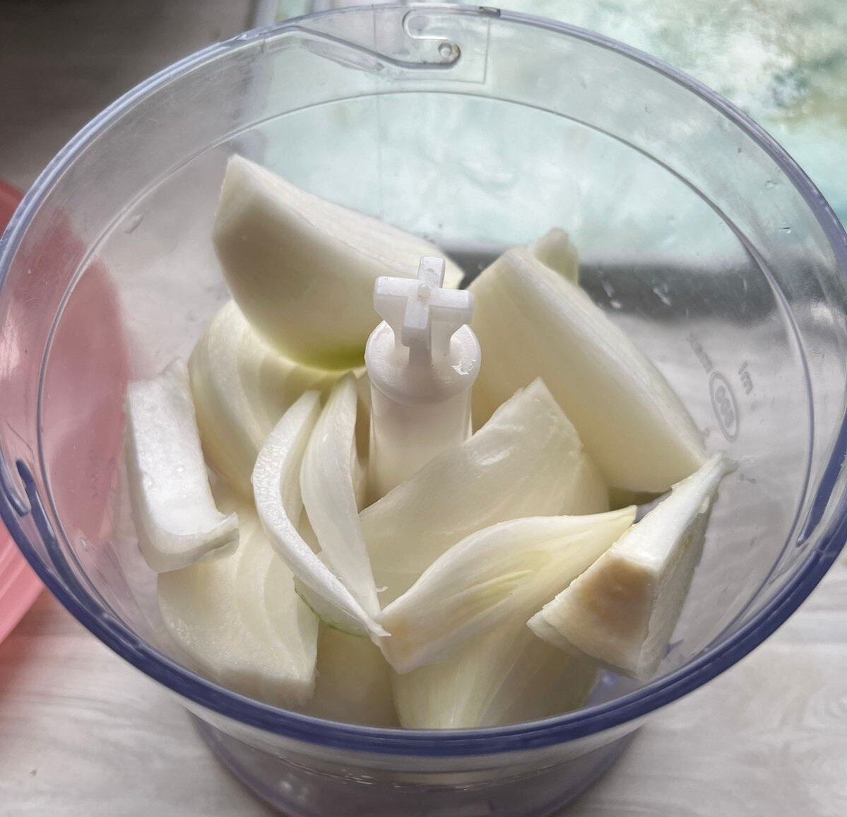 Лук и чеснок для маринада перебиваем в пюре