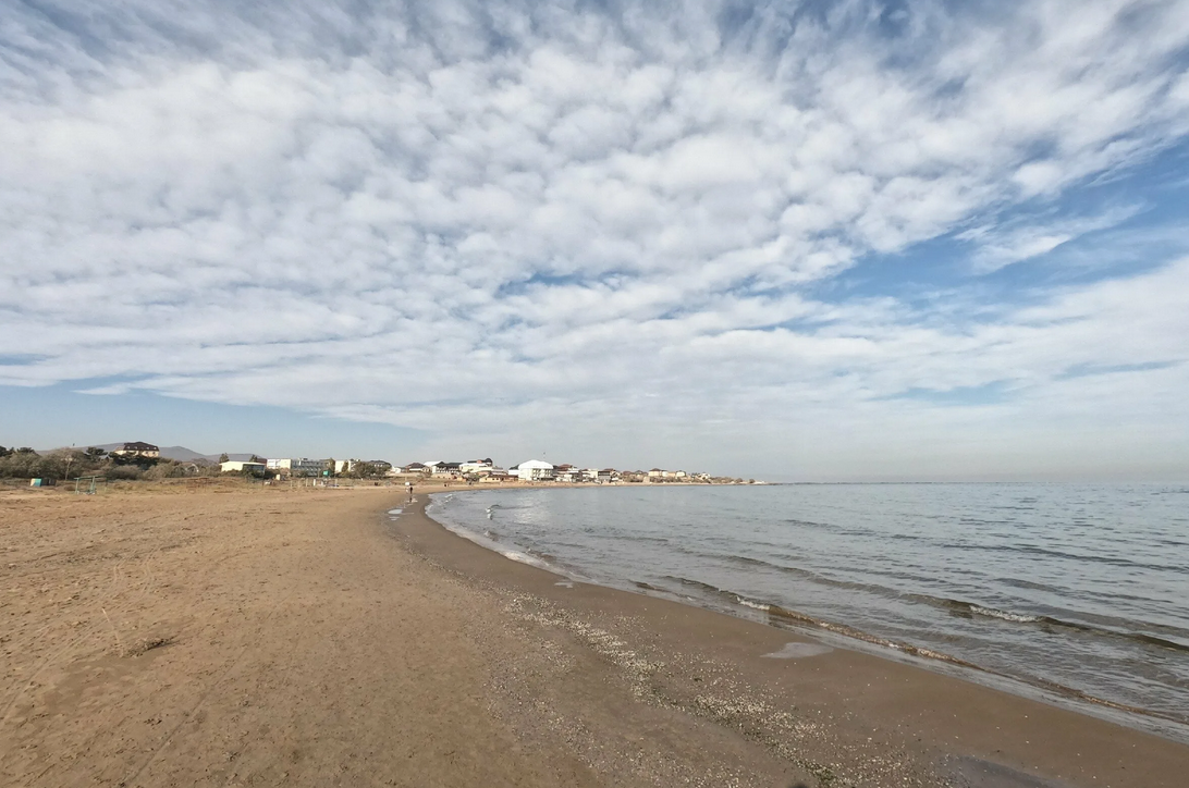 Море в избербаше фото. Пляж Инчхе Избербаш. Дагестан Избербаш море. Каспийское море Инчхе. Пляж Инчхе Дагестан.