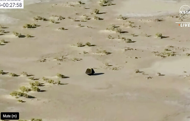 Приземлившаяся капсула. Кадр с трансляции NASA. 