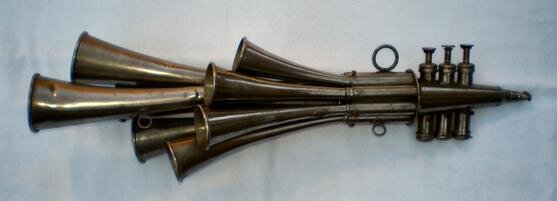 Шалмей, древний сигнальный и музыкальный инструмент.