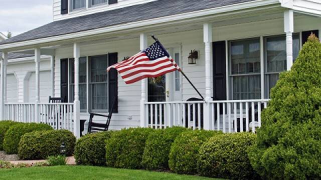 Американцы очень любят вывешивать на своих домах национальный флаг