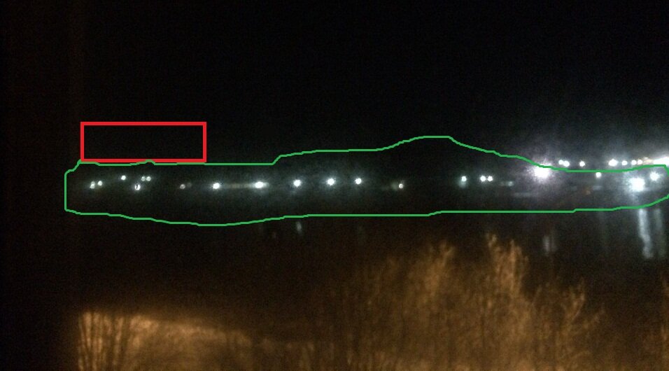 Зелёным цветом, обведена территория завода находящаяся на суше, это огни простых фонарей. В красном квадрате должен находиться док и его огни, но их нет.