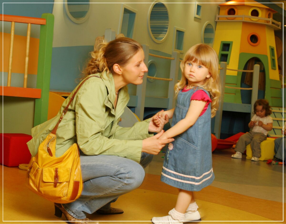 Подготовка к прогулке. Малыши в детском саду. Дети в саду. Устроить ребенка в детский сад. Дети в яслях.