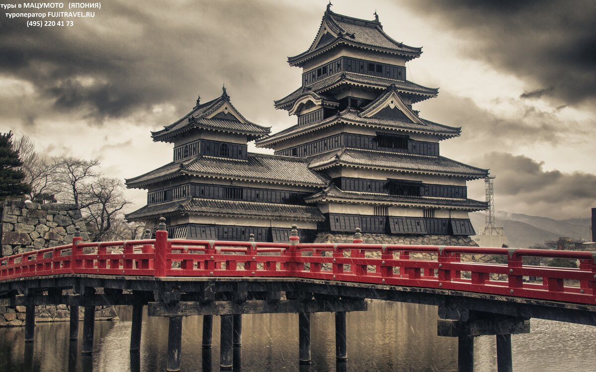 Источник:https://cdn.fishki.net/upload/post/201409/08/1302382/matsumoto-castle-rain1.jpg