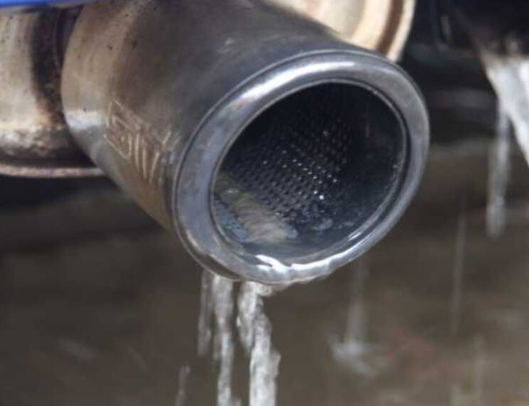 пример течи жидкости из глушака