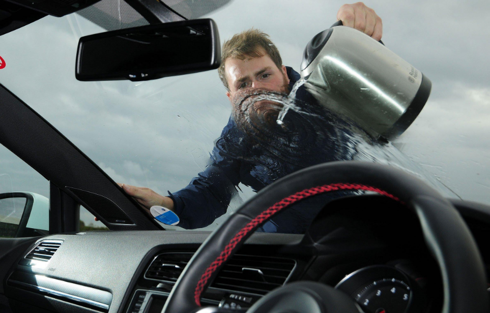 устраняем причины запотевания лобового стекла