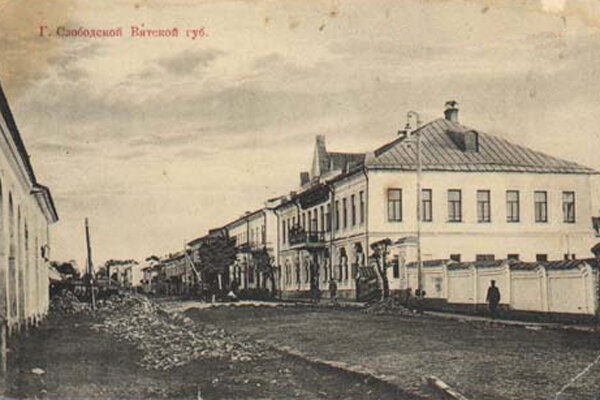 Фото сделано больше 100 лет назад, но дома на центральной улице сейчас имеют тот же вид