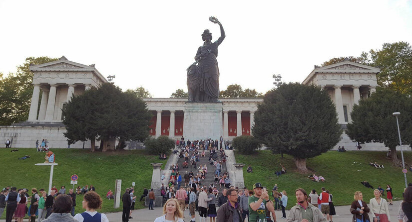 Фестиваль проходит у подножия статуи, которая символизирует Баварию. Если зайти сзади, то можно попасть на смотровую площадку, которая находится на голове монумента