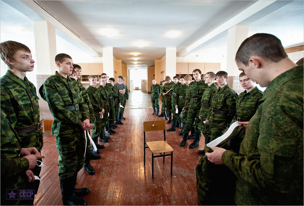 Служит местом. Солдаты в части. Дисциплина в армии. Быт военнослужащих. Построение в казарме.