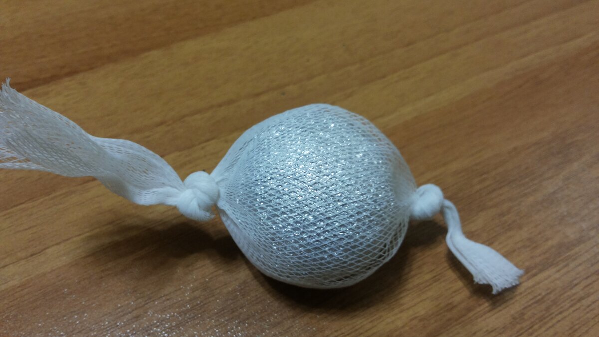 Шарик для стирки из фольги в сеточке из под чеснока. Вот такая "конфетка" получилась