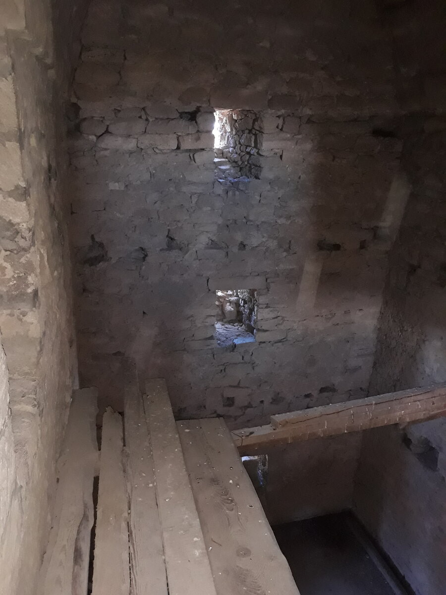 Мостки между этажами башни.