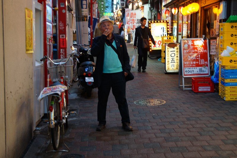 Кабукичо, Шиндзюку. Мужчина курит на улице.