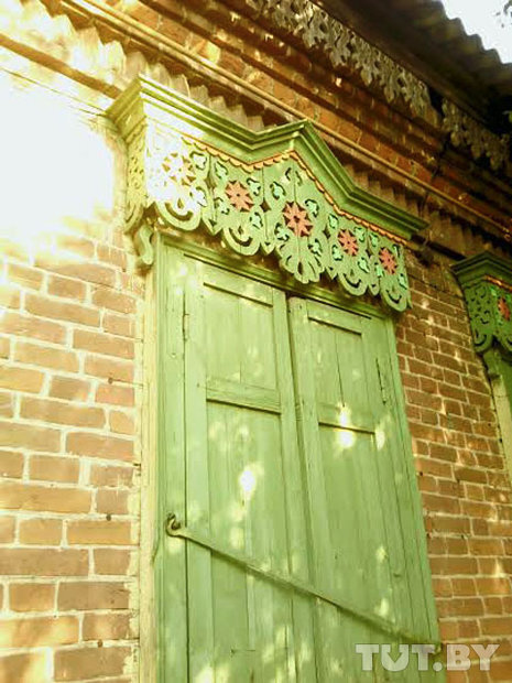 Кому принадлежал этот дом, установить пока не удалось. В дореволюционном справочнике «Весь Гомель» находим — в 1913 году на Фельдмаршальской проживал председатель Гомельского уездного воинского присутствия полковник в отставке Б.Н. Сорокин. По совместительству в собственном доме Сорокиных находилось и Гомельское воинское присутствие. Видимо, тогдашний «военком» арендовал офисную площадь у себя же? И возможно, нынешняя военная прокуратура находится тоже в бывшем доме отставного, но разворотливого полковника Сорокина? 