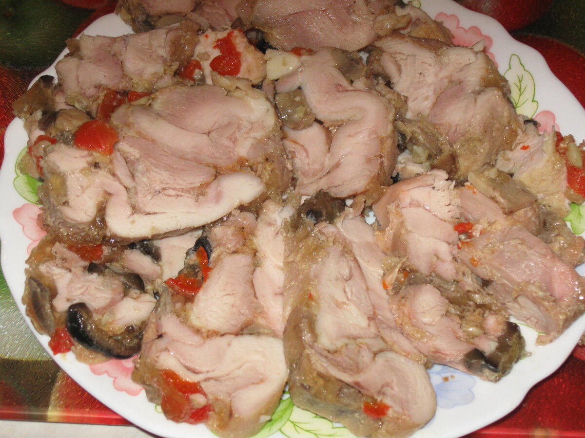 Сейчас я научу вас, как приготовить праздничный куриный рулет.