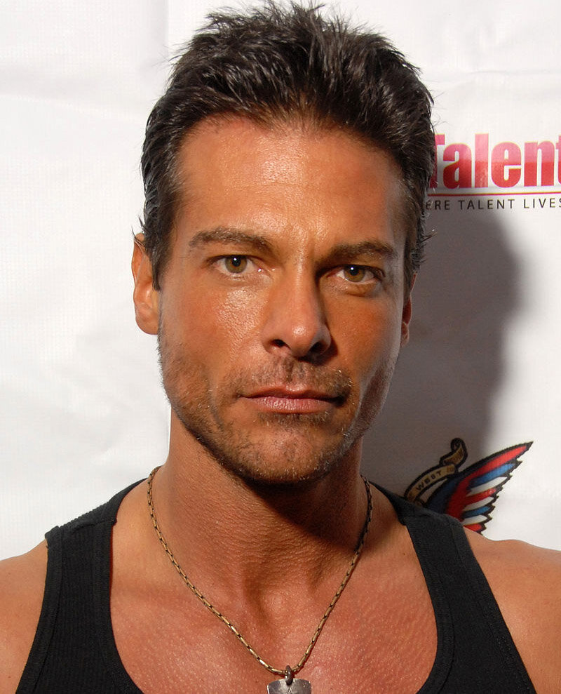 Пока читала Википедию, обраружила, что в порно снимаются и красавчики, а не только от безысходности, ахаххх))) Ник Мэннинг, начал карьеру в 33 года. 