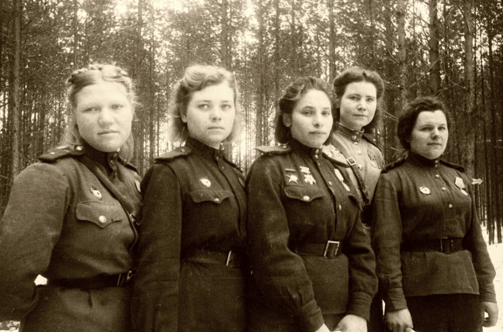 Девушки-санинструкторы 6-й гвардейской армии. 08.03.1944 г.