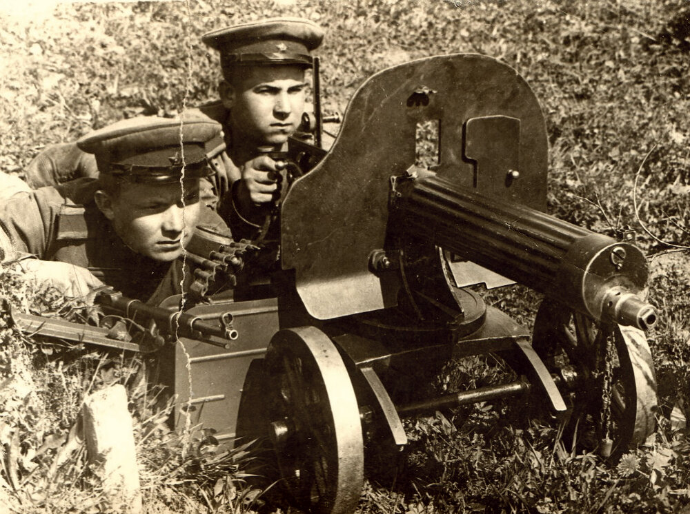 Курсанты Архангельского пулеметного училища на занятиях. 1943 г.