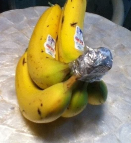 Обернуть хвостики бананов пищевой пленкой