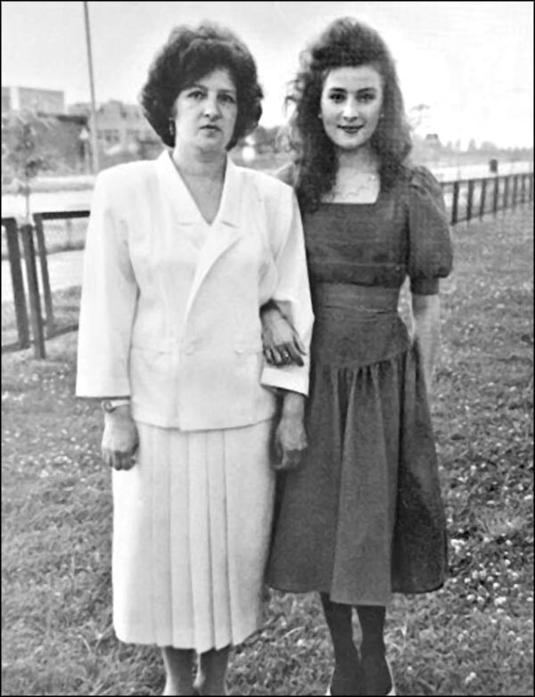 Жанна Бадоева в молодости с мамой