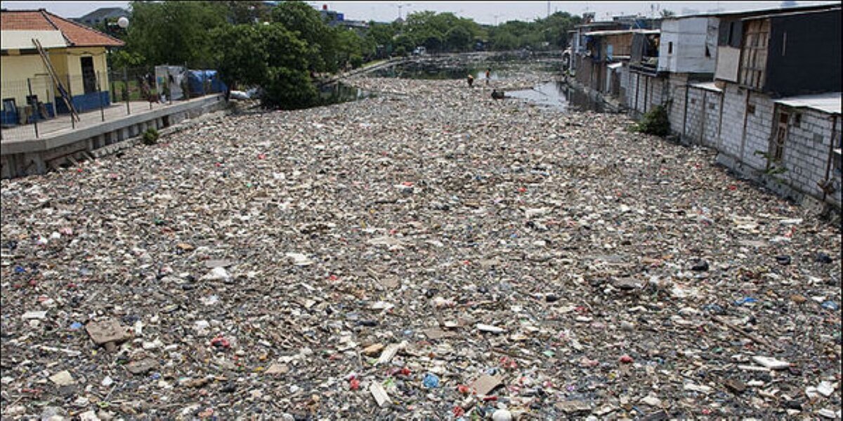 Это самый загрязненный водоем в мире. В некоторых местах вы из-за мусора не увидите воды.